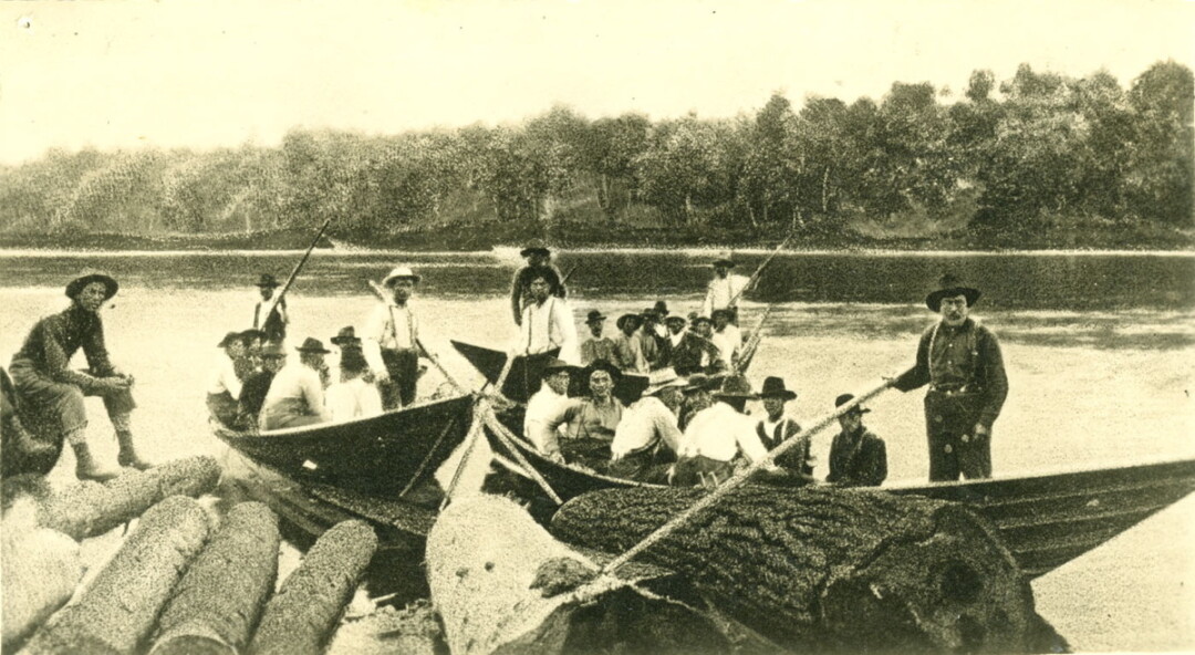 BELOW: Chippewa Lumber and Boom Co. crewmen work in flat-bottomed boats, called bateaux, on the Chippewa River near Jim Falls in 1909.